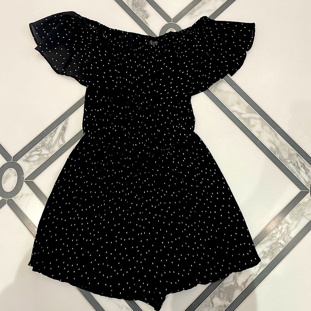 - cinches at the waist 
- off the shoulder look 
- true to size